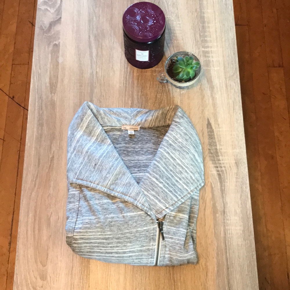 Gap gray and white sweater wrap zip up